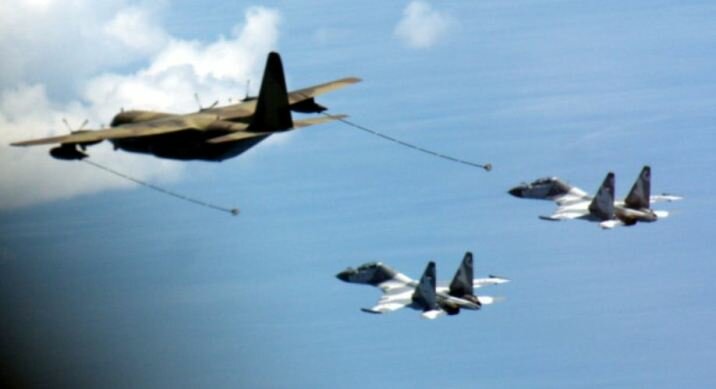 KC-130B melakukan air refueling untuk 2 unit Su-30 TNI AU menggunakan metode probe and drogue